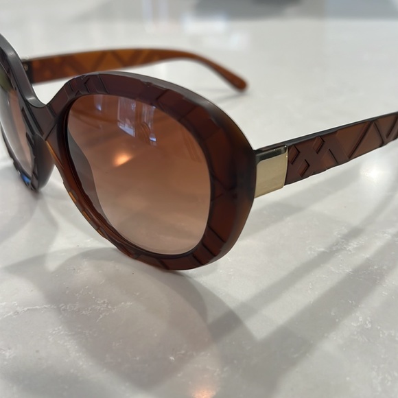 NWOT [Burberry] Women’s Oversized Sunglasses MATTE BROWN B4218 3583/13 with Case - Picture 3 of 7